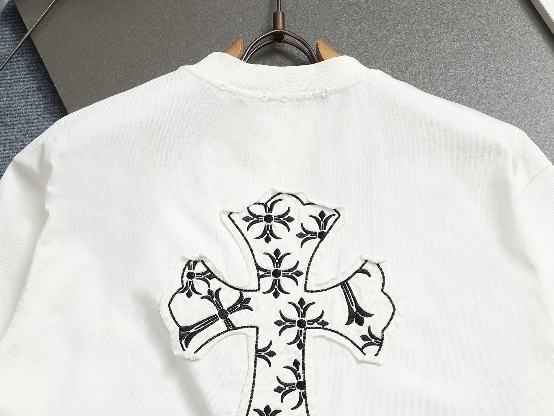P210 𝗖𝗵𝗿𝗼𝗺𝗲 𝗛𝗲𝗮𝗿𝘁𝘀/Cro Heart 2025 Cross Patch Embroidery Summer New Original Single Counter American Acid Washed Distressed Laser Burnt Patch Embroidery Couple Casual Short Sleeve T-shirt 👑The highest version! Customized fabric 300g double yarn! American acid-washed and distressed original fabric laser burnt ✟appliqué embroidery and exquisite embroidery of letters! The best-selling model at the counter. It is very comfortable to wear. It is low-key yet luxurious. It is very classy when worn. The large size and tailoring are needless to say. The upper body is exquisite and vivid. 👍High-end first-class materials. A truly palace-level product. The cotton from Turkey is of outstanding quality. After heavy washing, the clothes are very soft! Not picky, the upper body is absolutely stylish and extremely luxurious. Auxiliary materials: The original model has been authenticated and labeled ➕100% silk washed with water label. Genuine purchase-grade original hangtag➕matching hanging rope➕3D hanging beads➕original packaging bag. Craftsmanship: The original version has consistent wiring! The highest version of the armhole matching technique! Countless times of pattern making to 100% restore the original appearance! The correct version is the same for men and women, super eye-catching, super good-looking, and super atmospheric! Color: White Black Size: S-XL